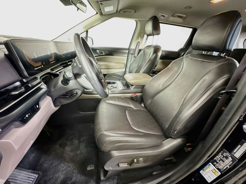 Used 2025 Kia Carnival FWD image 13