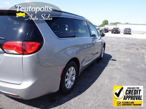 Used 2019 Chrysler Pacifica Touring-L FWD image 7