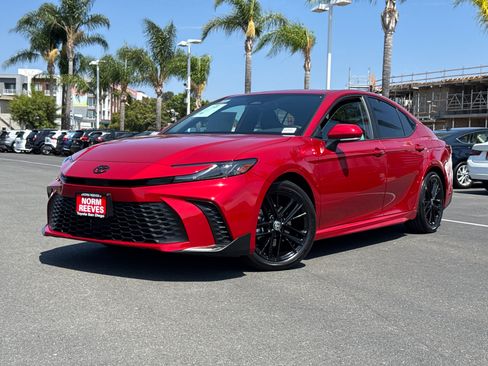 Used 2025 Toyota Camry SE w/ Convenience Package FWD image 2