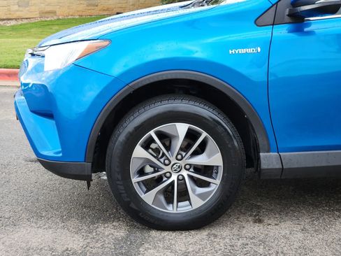 Used 2018 Toyota RAV4 LE AWD/4WD image 8