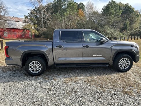 Used 2022 Toyota Tundra SR5 w/ Convenience Package image 4