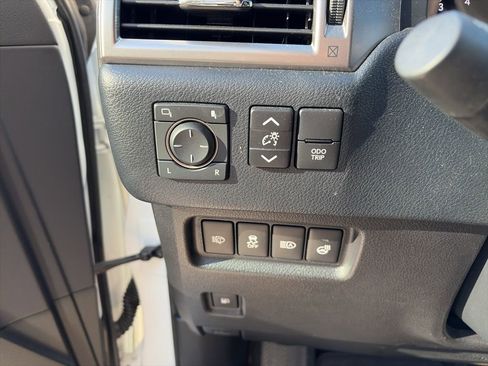 Used 2023 Lexus GX 460 Premium w/ Accessory Package image 8