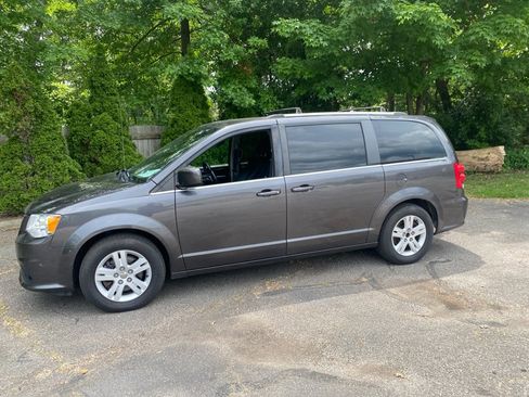 Used 2019 Dodge Grand Caravan SXT FWD image 2