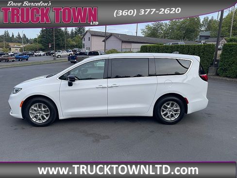 Used 2025 Chrysler Pacifica Select FWD image 2