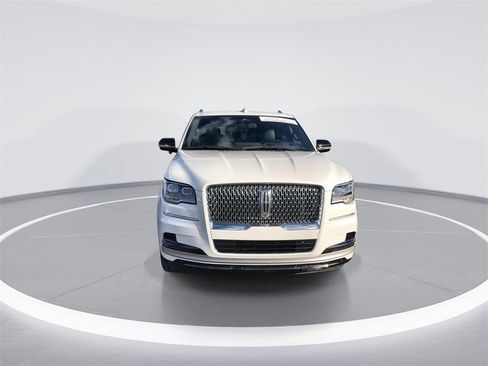 Used 2024 Lincoln Navigator L Reserve image 3