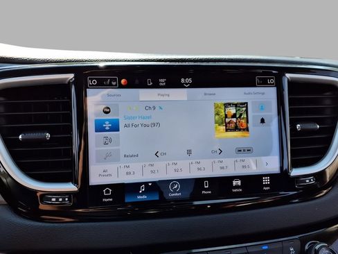 Used 2024 Chrysler Pacifica Touring-L FWD image 7