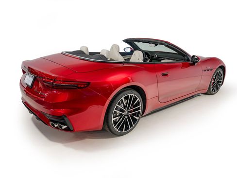 Used 2024 Maserati GranCabrio Trofeo image 17