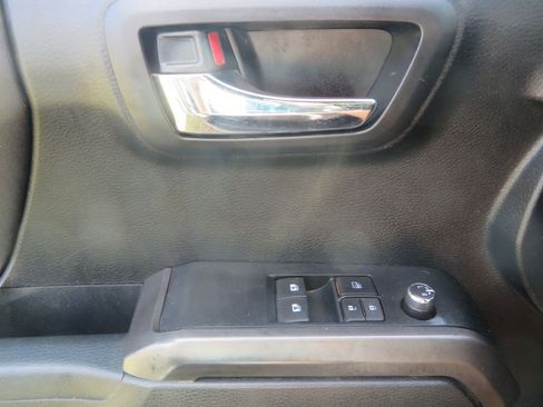 Used 2016 Toyota Tacoma TRD Sport w/ Towing Package image 23