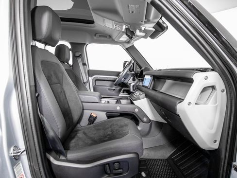 Used 2020 Land Rover Defender 110 SE image 10