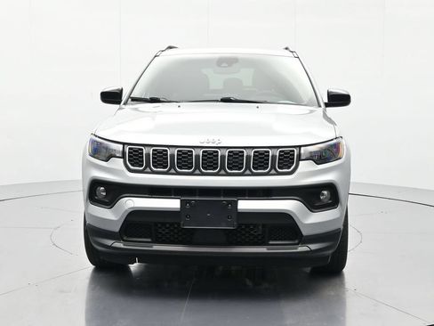 Used 2024 Jeep Compass Latitude AWD/4WD image 2