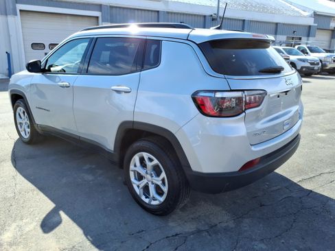 Used 2024 Jeep Compass Latitude AWD/4WD image 7