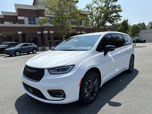 New 2026 Chrysler Pacifica Select image 6