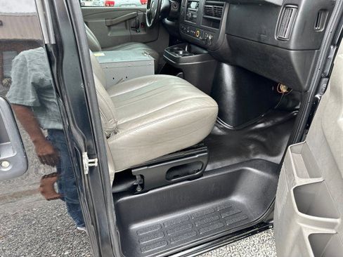 Used 2017 Chevrolet Express 2500 image 27