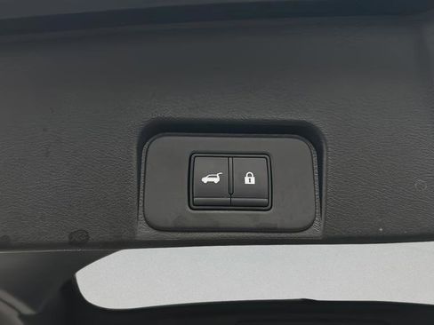 Used 2025 Nissan Rogue SV image 28