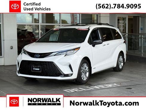 Certified 2021 Toyota Sienna XSE image 1