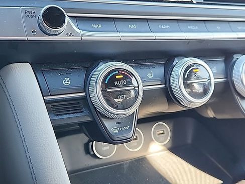 Used 2023 Genesis G70 2.0T image 15