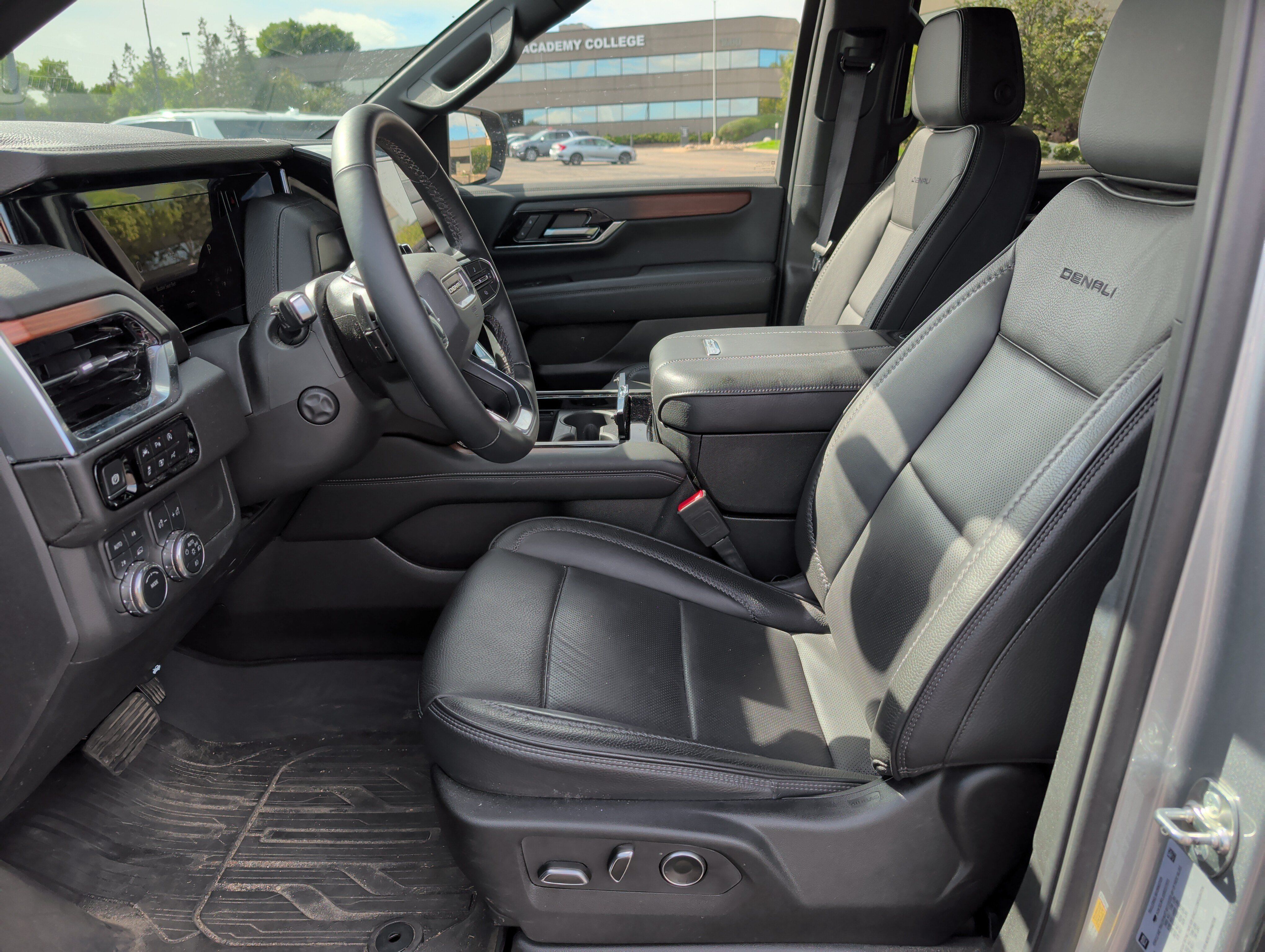 Used 2025 GMC Yukon XL Denali w/ Sun & Power Step Package AWD/4WD image 6