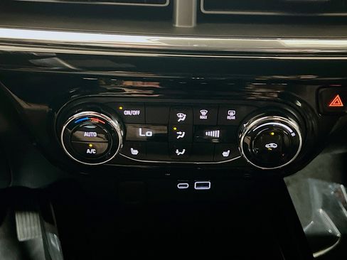 Used 2025 Chevrolet Trax RS FWD image 11