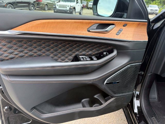 Used 2023 Jeep Grand Cherokee L Summit AWD/4WD image 17