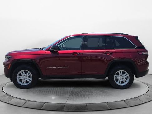 Used 2024 Jeep Grand Cherokee Laredo RWD image 2