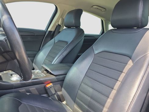 Used 2018 Ford Fusion SE w/ Equipment Group 201A FWD image 7