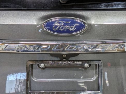 Used 2018 Ford Explorer XLT image 10