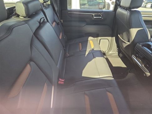 Used 2025 GMC Sierra 2500 AT4 w/ AT4 Premium Plus Package image 12