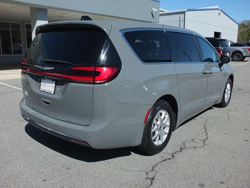 Used 2023 Chrysler Pacifica Touring-L image 3