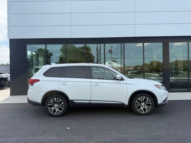 Used 2017 Mitsubishi Outlander SEL AWD/4WD image 2