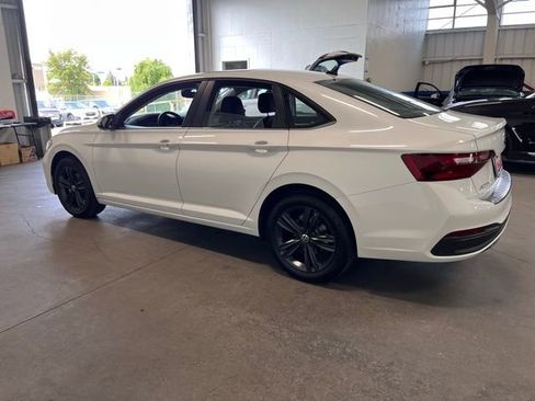 Used 2023 Volkswagen Jetta SE w/ Panoramic Sunroof Package image 5