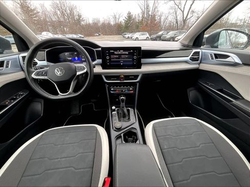 Used 2025 Volkswagen Taos SE w/ Panoramic Sunroof Package image 21