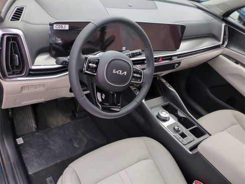 Certified 2025 Kia Sorento EX image 9