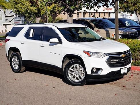 Used 2021 Chevrolet Traverse LT image 3