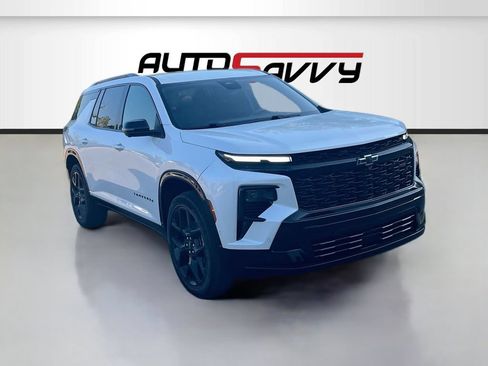 Used 2025 Chevrolet Traverse RS FWD image 1