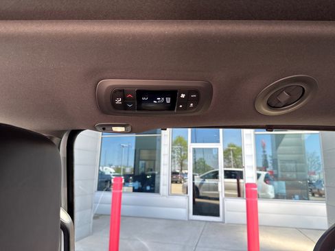 Used 2026 Chrysler Pacifica Limited image 12