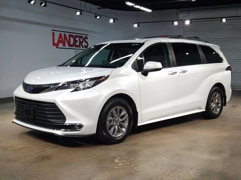 Used 2022 Toyota Sienna XLE FWD image 3