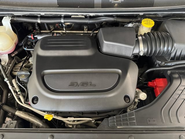 Used 2023 Chrysler Pacifica Touring-L FWD image 7