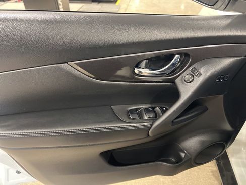 Certified 2020 Nissan Rogue SV w/ Sun & Sound Touring Package image 7