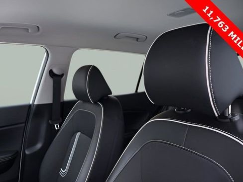 Used 2023 Hyundai Venue Limited image 11