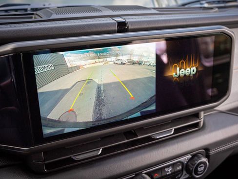 Used 2024 Jeep Wrangler Sahara image 19