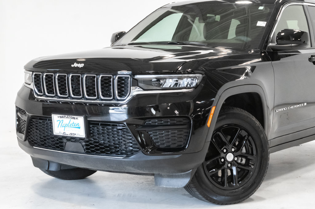 Used 2025 Jeep Grand Cherokee Laredo X w/ Luxury Tech Group I AWD/4WD image 2