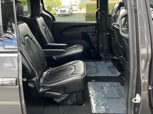 Used 2019 Chrysler Pacifica Limited w/ Advanced Safetytec Group FWD image 45