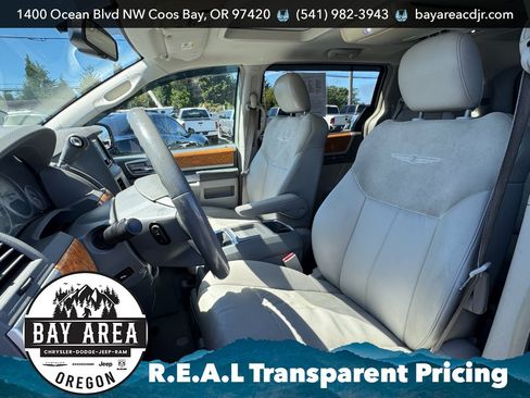 Used 2008 Chrysler Town & Country Limited w/ Flexible Seating Group FWD image 13