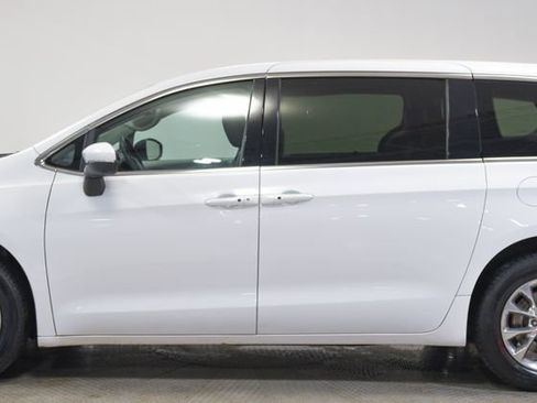 Used 2023 Chrysler Pacifica Touring-L AWD/4WD image 11