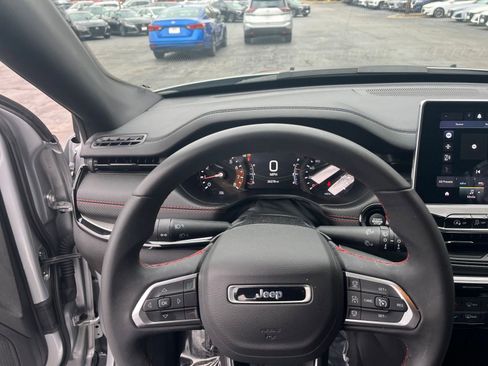 Used 2025 Jeep Compass Trailhawk image 29