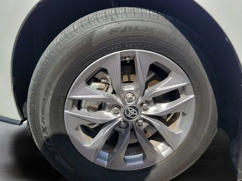 Used 2024 Toyota Sienna XLE FWD image 3