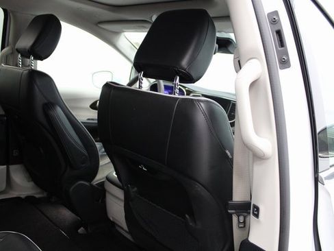 Used 2022 Chrysler Pacifica Limited image 25