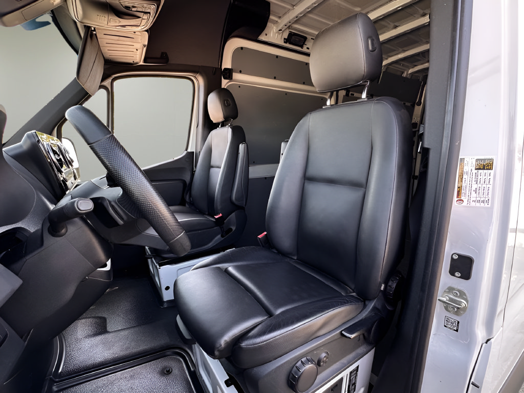 Used 2025 Mercedes-Benz Sprinter 2500 image 5