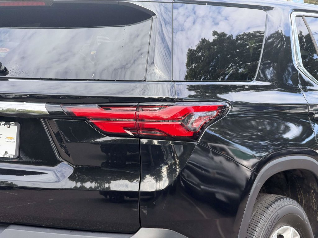 Used 2023 Chevrolet Traverse LS w/ Safety Package AWD/4WD image 10
