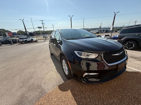 Used 2025 Chrysler Pacifica Select FWD image 2